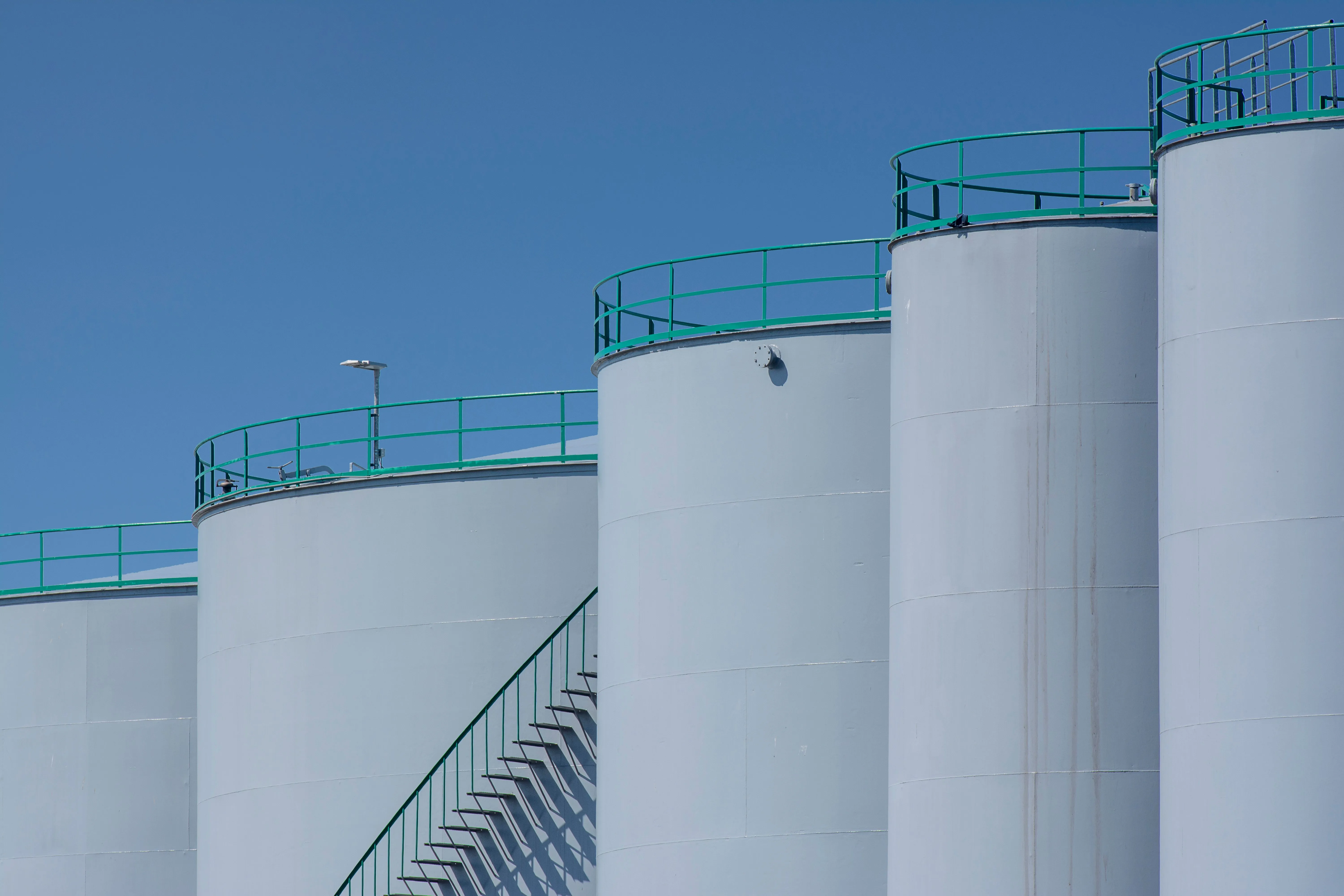Buying an Oil Refinery in the UAE: What Investors Should Know
